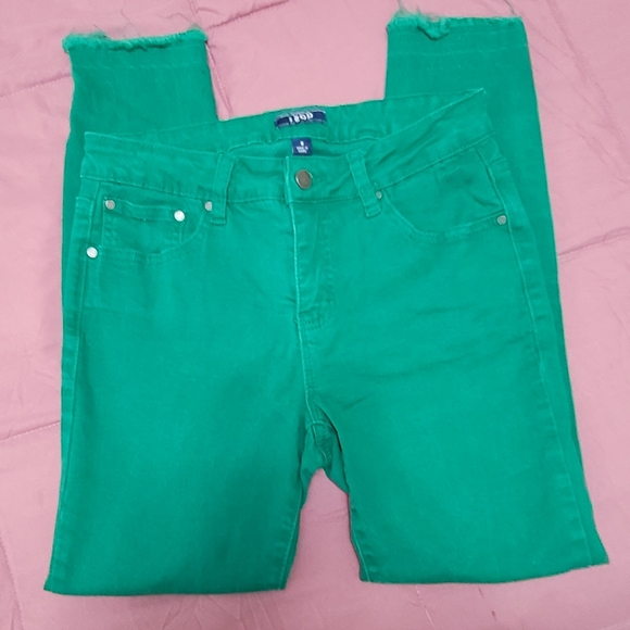 IZOD Raw-Edge Hem Ankle Skinny Jeans - Picture 3 of 8